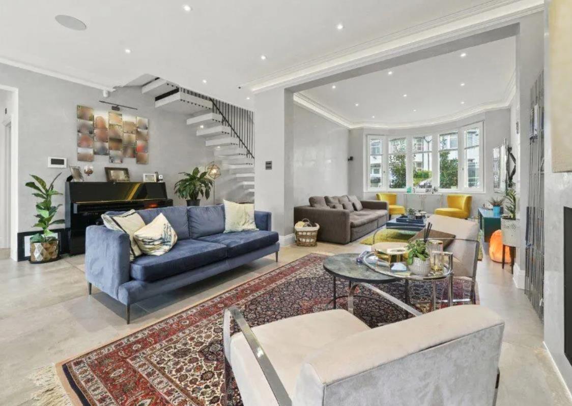 5 bed property in Gladstone Park Gardens, Dollis Hill